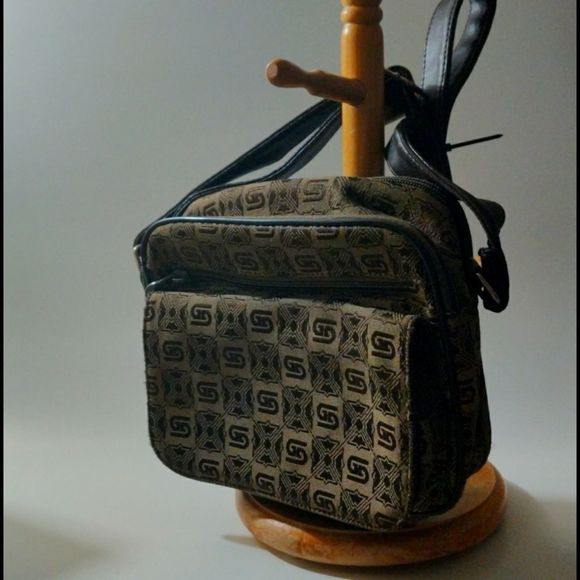 GD Uni-Sex Cross Body Mini Bag - Picture 1 of 12